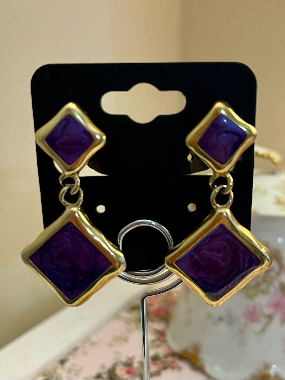 VINTAGE TRIFARI DANGLE CLIP-ON STYLE EARRINGS GOLD TONE WITH PURPLE SWIRLS